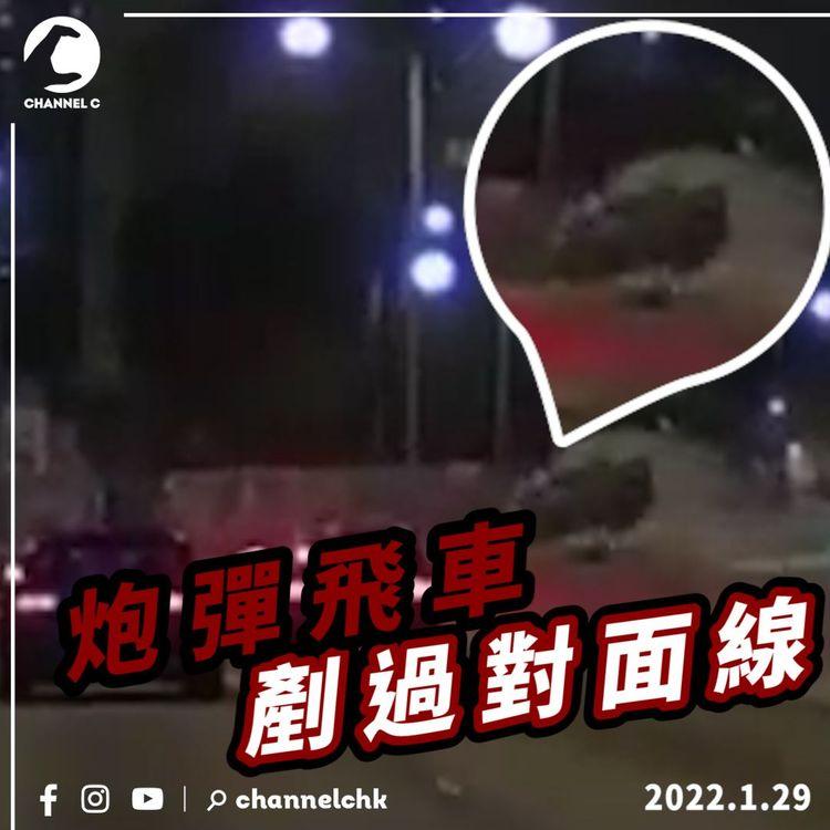 車Cam直擊｜農夫車如「炮彈」飛剷對面線 撞毀1個路牌及2個燈箱