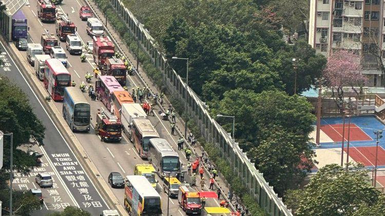 將軍澳道5車連炒87人傷 其中3架為小童校巴 警：鄰線的士切線肇禍